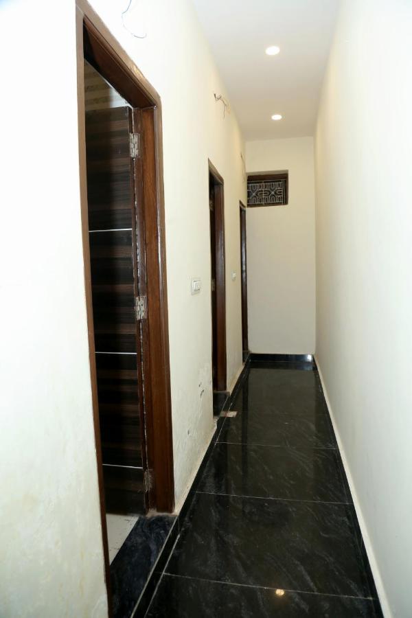The Charlie'S Hostel Új-Delhi Kültér fotó